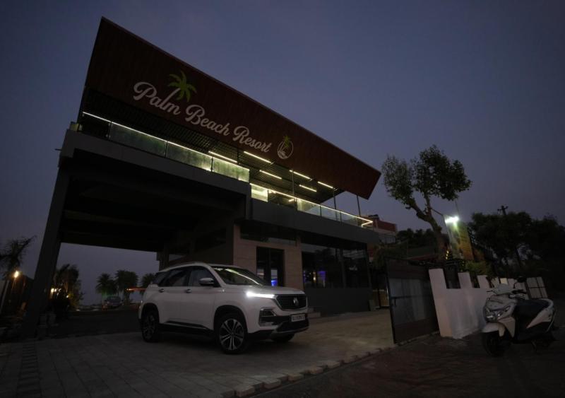 Palm Beach Resort Valsad Екстериор снимка